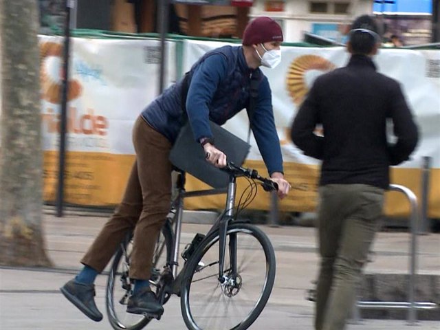 Iñaki Urdangarín ha llegado en bicicleta a su nuevo trabajo