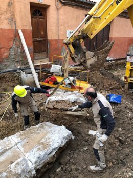 Hoy finalizará la extracción del canal romano encontrado en la calle Eras