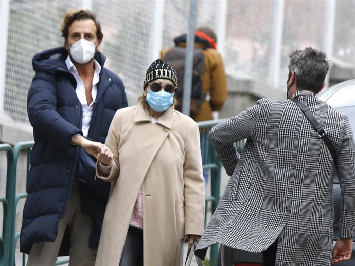 Mila Ximénez acudió al hospital acompañada por Raul Prieto y David Valldeperas