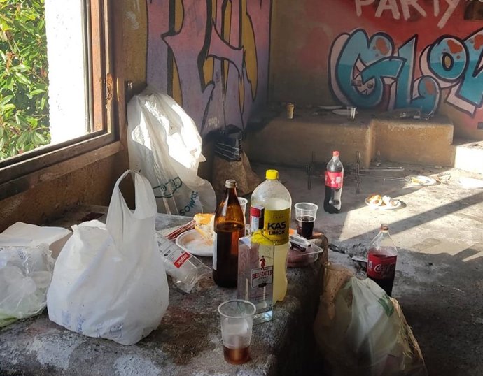 Archivo - Imagen de los restos del botellón.