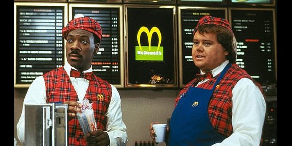 2. Eddie Murphy relata cómo fue obligado a incluir un personaje blanco en El príncipe de Zamunda