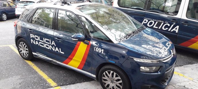 La Policía Nacional detiene a un hombre por mostrar los genitales y besar a una mujer en un aparcamiento.
