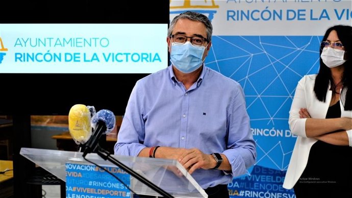 El alcalde de Rincón de la Victoria, Francisco Salado, y la concejala de Comercio, María de la Paz Couto