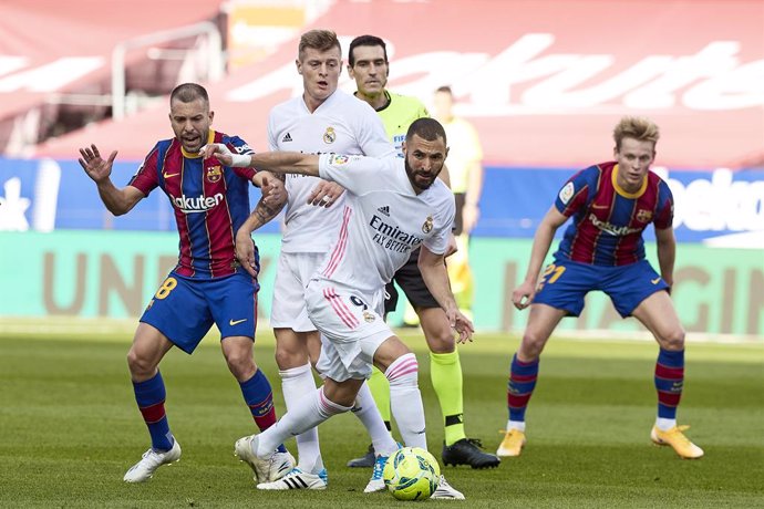 Archivo - 24 October 2020, Spain, Barcelona: Barcelona's Jordi Alba (L) and Real Madrid's Karim Benzema battle for the ball during the Spanish Primera Division soccer match between FC Barcelona and Real Madrid CF at Camp Nou. Photo: David Ramirez/DAX vi