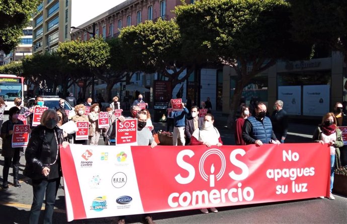 Archivo - Concentración de comerciantes en protesta por las restricciones contra el covid-19
