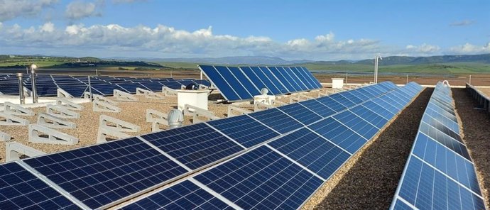 Proceso de ampliación de instalaciones fotovoltaicas por EnchufeSolar en Salazones Herpac.