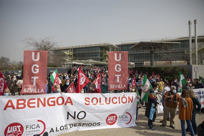 Economía.- Minoristas de Abengoa critican las condiciones "leoninas" de banca y fondos buitre en la reestructuración