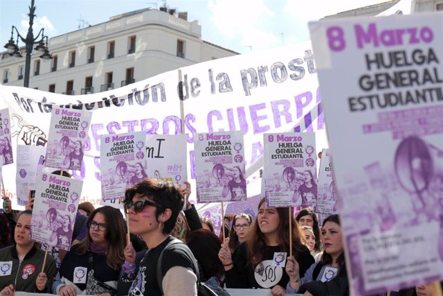 Archivo - Mujeres portan pancartas y banderas con proclamas feministas durante la manifestación de 2019 convocada por el Sindicato de Estudiantes y su plataforma feminista (Libres y Combativas) para secundar la huelga del 8M, en la Puerta del Sol de Madri