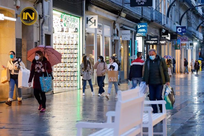 Varias personas pasean en una calle comercial en Vigo, Galicia (España), a 17 de febrero de 2021. 