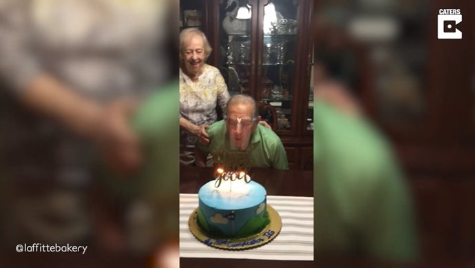 Este abuelo de 100 años intenta soplar las velas con una pantalla facial puesta