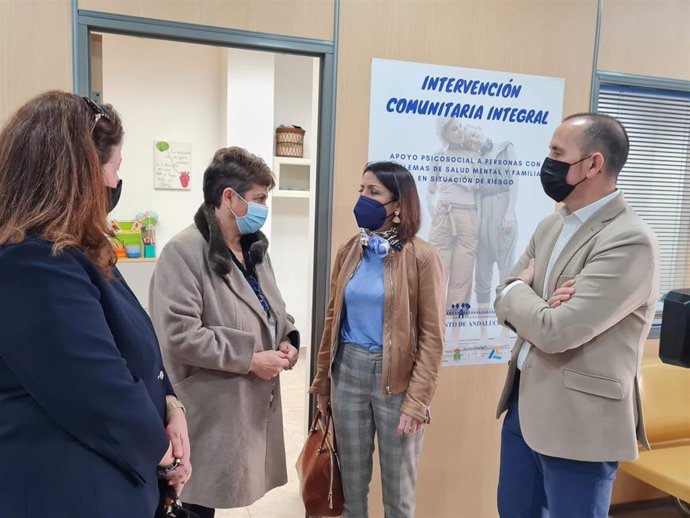 La presidenta del Parlamento de Andalucía, Marta Bosquet, visita la asociación El Timón