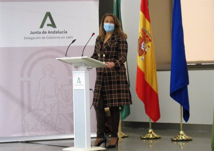 Carmen Crespo respondiendo a las preguntas de los medios de comunicación