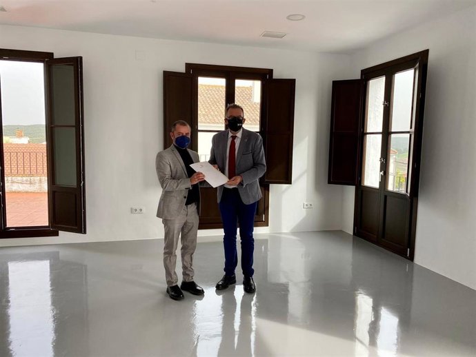 El delegado de Cohesión Territorial de la Diputación de Córdoba, Juan Díaz (dcha.), y el alcalde de Guadalcázar, Francisco Estepa, en el nuevo 'Espacio para la Creatividad'.