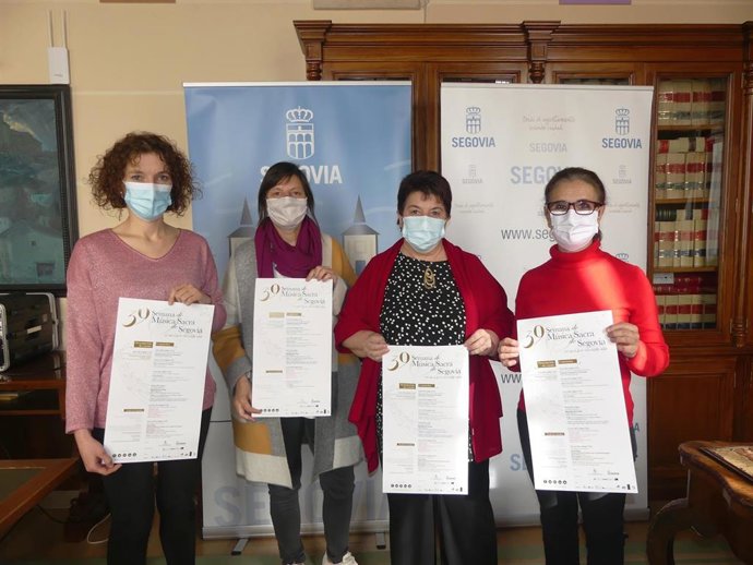 Pie: -de izquierda a derecha- La coordinadora de la Fundación Don Juan de Borbón, Noelia Gómez; la Concejala de Cultura, Gina Aguilar; la alcaldesa de Segovia, Clara Luquero, y la directora de la Escolanía de Segovia, M Luisa Martín.