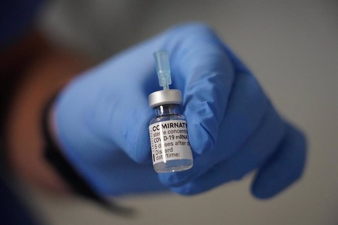 Un sanitario inyecta la dosis de la vacuna contra el Covid-19 en uno de los centros Mutualia del País Vasco, en la Clínica Ercilla Mutualia, en Bilbao, Vizcaya, Euskadi, (España), a 26 de febrero de 2021
