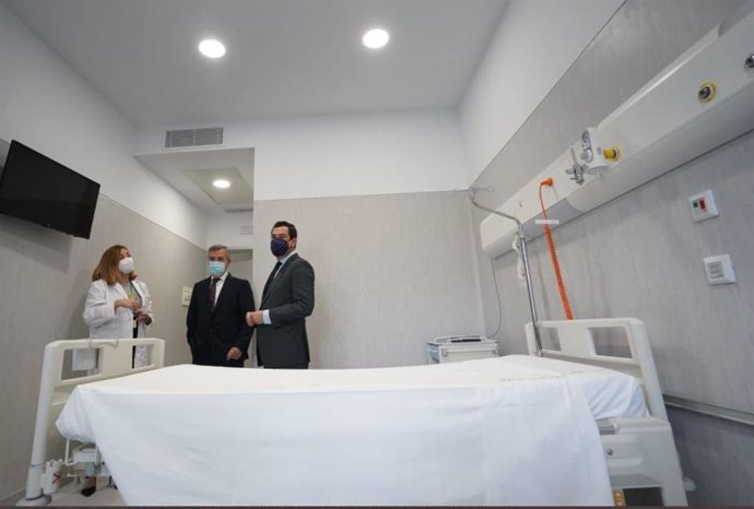Imagen de archivo de la visita del presidente de la Junta de Andalucía, Juanma Moreno, al Hospital de Estepona, que abre sus puertas de momento para pacientes COVID.