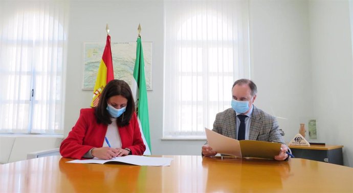 Estela Villalba junto a a Antonio Augustín, en la firma del acuerdo entre Educación y SAE.
