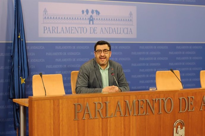 El portavoz adjunto de Adelante Andalucía, Guzmán Ahumada, este jueves en rueda de prensa en el Parlamento de Andalucía.