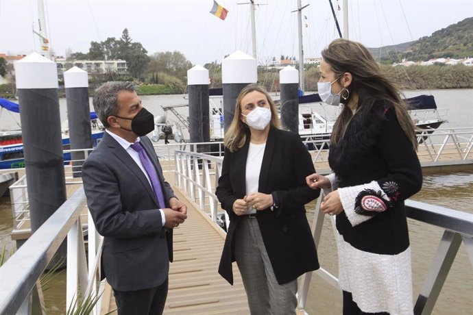 Visita de Marifrán Carazo al puerto de Sanlúcar del Guadiana, junto a su alcalde y la delegada de la Junta en Huelva, Bella Verano.