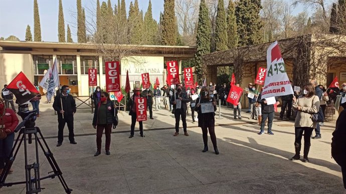Concentración de trabajadores de la Alhambra por sus derechos