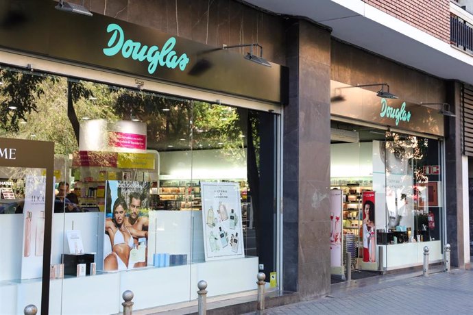 Archivo - Escaparate de la tienda  Douglas situada en Madrid