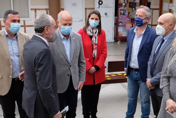 El consejero de Educación,Javier Imbroda, junto al alcalde de Málaga, Francisco de la Torre, entre otros dirigentes, durante la presentación del programa de excelencia para conciliar formación y estudios profesionales de música y danza