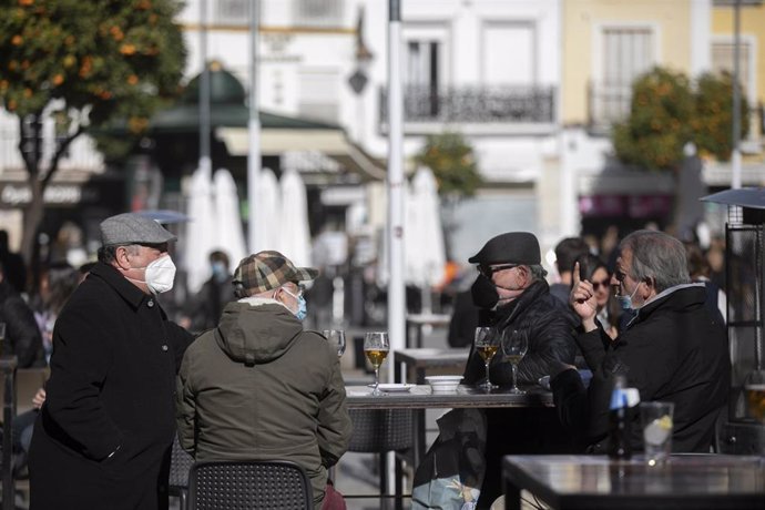 Archivo - Cuatro personas en la terraza de un bar