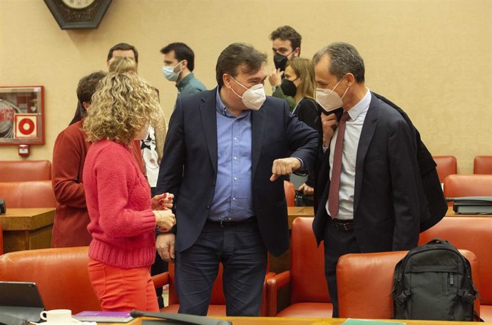 El ministro de Ciencia e Innovación, Pedro Duque, saludando a portavoces de grupos parlamentarios durante la Comisión de Ciencia, Innovación y Universidades en el Congreso