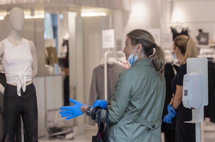 Los comerciantes consideran que prohibir las rebajas en tienda física atenta directamente contra el sector