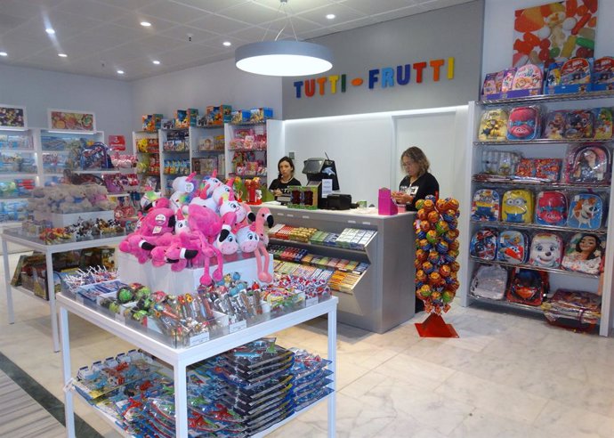 Archivo - Nueva tienda de Tutti-Frutti en el aeropuerto de Fuerteventura