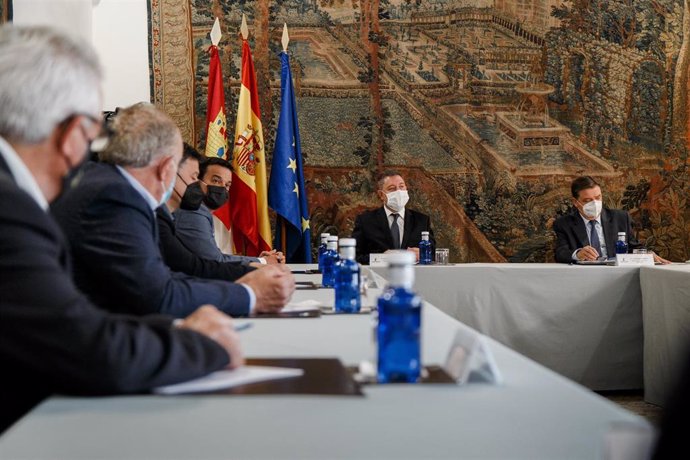 El presidente de Castilla-La Mancha, Emiliano García-Page, mantiene una reunión en Toledo con el ministro de Agricultura, Luis Planas