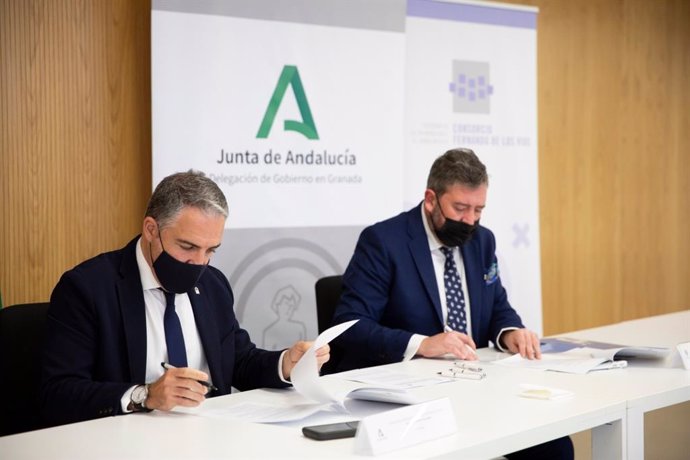 El consejero de la Presidencia, Administración Pública e Interior, Elías Bendodo, y el director general del Consorcio, Juan Luis Cruz, firman un convenio en Granada