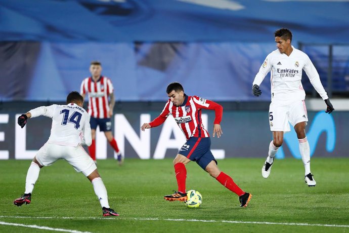 Archivo - Angel Correa of Atletico de Madrid and Carlos Henrique Casemiro of Real Madrid in action during the spanish league, La Liga Santander, football match played between Real Madrid and Atletico de Madrid at Ciudad Deportiva Real Madrid on december