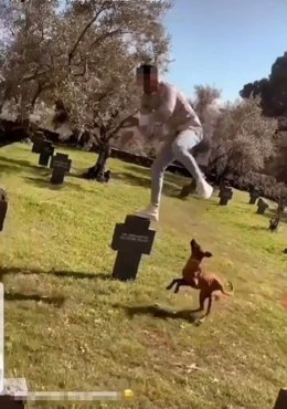 Imagen del detenido saltando en el cementerio.