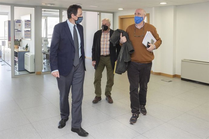 El consejero de Obras Públicas, Ordenación del Territorio y Urbanismo, José Luis Gochicoa, se reúne con el alcalde de Riotuerto, Alfredo Madrazo