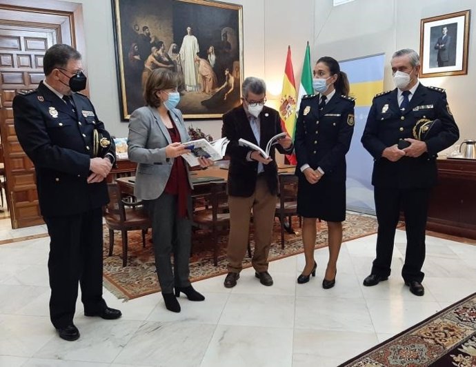 La delegada del Gobierno de España en Andalucía, Sandra García, recibe el libro Historia de la Mujer en la Policía Nacional.