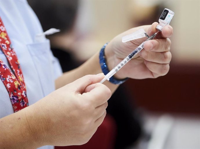 Una trabajadora sanitaria sostiene una jeringuilla con la segunda dosis de la vacuna de Pfizer-BioNTech contra la Covid-19.