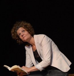 La actriz Tilda Espluga en el espectáculo 'Teresa Pmies. Crniques a ritme de bolero', de Anna Güell