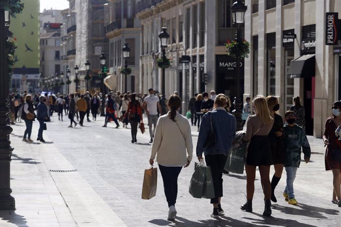Reapertura de la hostelería y la actividad comercial no esencial en Málaga capital tras 10 días de cierre por las restricciones  impuestas por la pandemia del Covid-19, en la imagen calle Larios. Málaga a 13 de febrero 2021