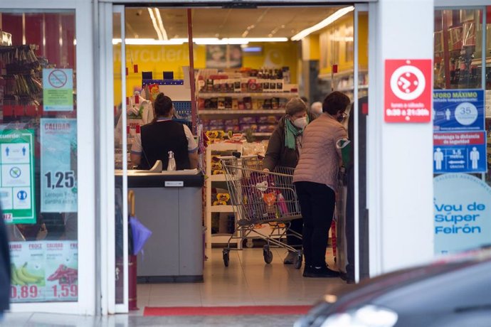 Archivo - Varias personas comprando en un supermercado en Galicia
