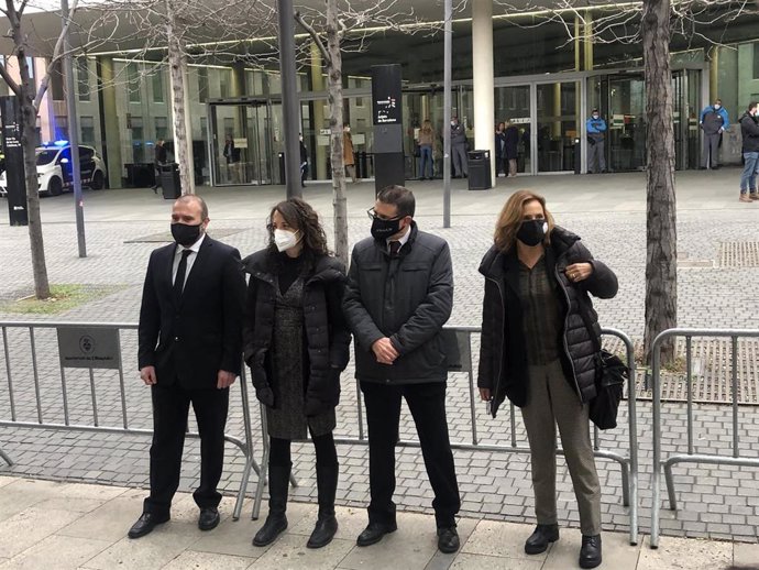 Miembros de la Sindicatura Electoral del 1-O encausados a las puertas de la Ciutat de la Justícia de Barcelona el 3 de marzo de 2021.