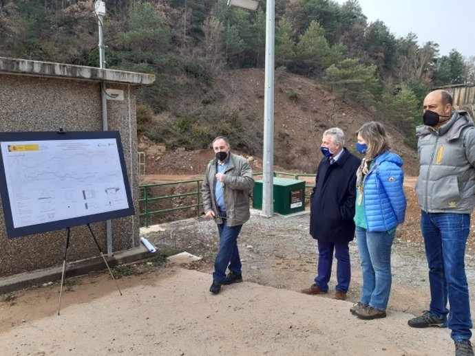 Visita del consejero Olona y la presidenta de la CHE a las obras en el barranco de Bailín.