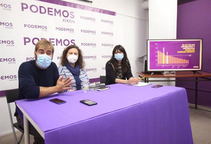 El secretario general de Podemos Asturies, Daniel Ripa,  la portavoz de Podemos Xixón, Alejandra Tejón, y la portavoz municipal de Podemos-Equo Xixón, Laura Tuero