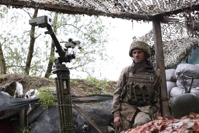 Archivo - May 10, 2019 - Avdiivka, Ukraine: An Ukrainian soldier named Maxim stands in an observation bunker on the front lines. Donetsk People's Republic, Russian, and Chechen flags were seen flying in the three DNR positions in front of this Ukrainian