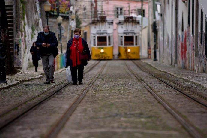 Personas con mascarilla en Lisboa