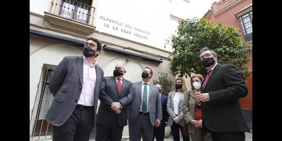 2. El barrio sevillano de Santa Cruz cuenta con una plazuela dedicada al Marqués de la Vega Inclán