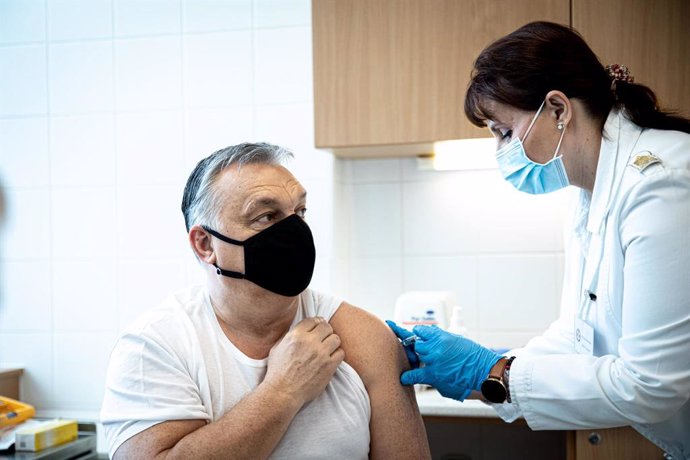 Viktor Orban, primer ministro de Hungríak, recibe la vacuna contra la COVID-19