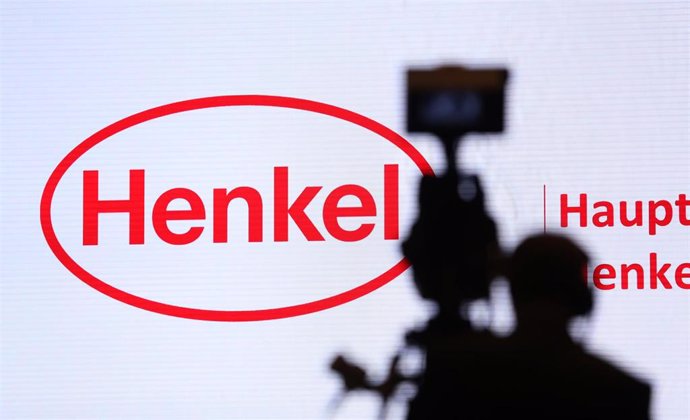 Archivo - FILED - 06 April 2017, North Rhine-Westphalia, Duesseldorf: A cameraman films the logo of the German chemical and consumer goods firm Henkel at the company's general meeting. Henkel, recorded a slight decline in revenue in the first quarter of