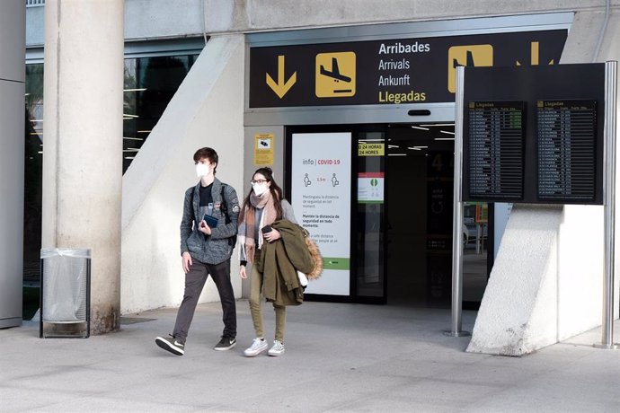 Archivo - Dos viajeros salen del aeropuerto de Palma. 