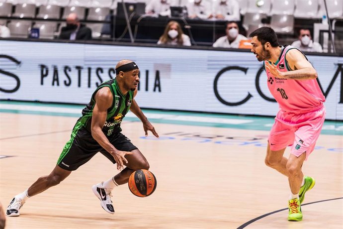 Demetrius Jackson of Club Joventut Badalona in action during the Liga Endesa ACB match between  Club Joventut Badalona and FC Barcelona at Palau Olimpic de Badalona on February 28, 2021 in Badalona, Spain.